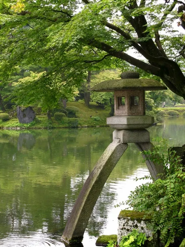 兼六園の琴柱灯籠（雪見灯籠の代表例）