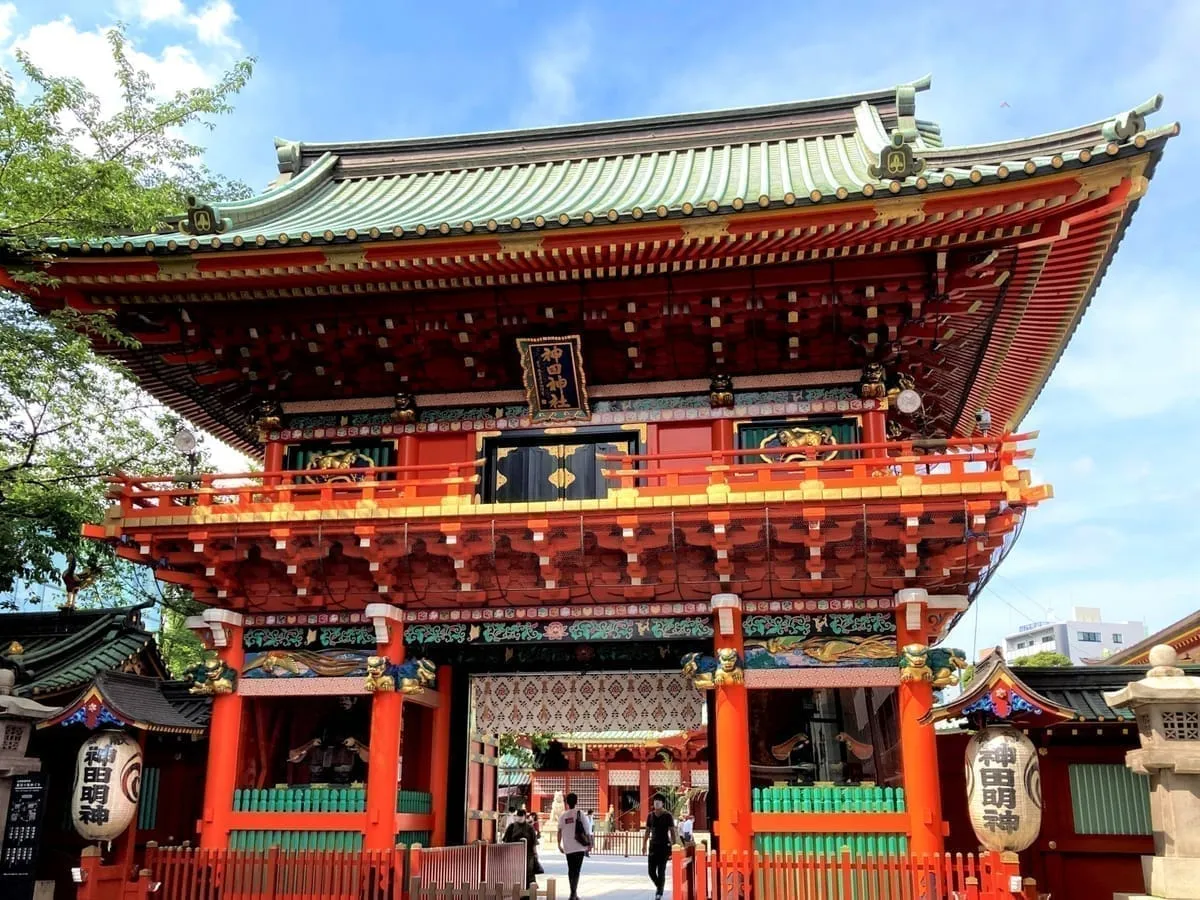 神田明神の随神門。左右に随神像が見える