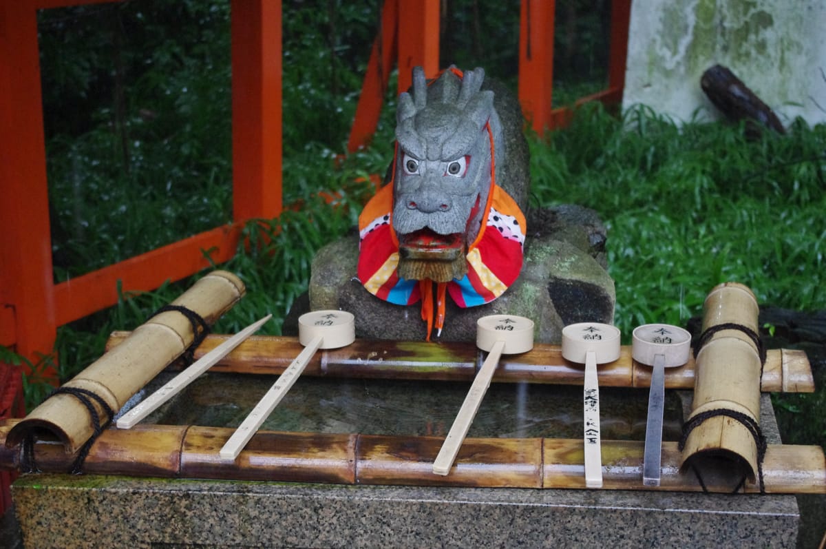 手水舎の作法と建築｜清めの水の意味とデザインの変遷