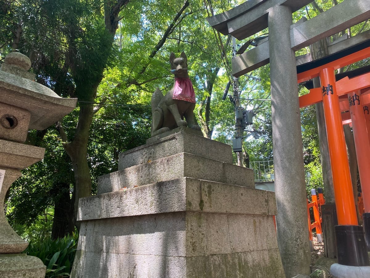 稲荷信仰入門｜なぜ赤い鳥居と狐なのか？全国3万社の謎に迫る