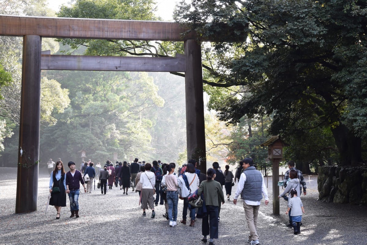三種の神器｜八咫鏡・天叢雲剣・八尺瓊勾玉の謎と所在のサムネイル