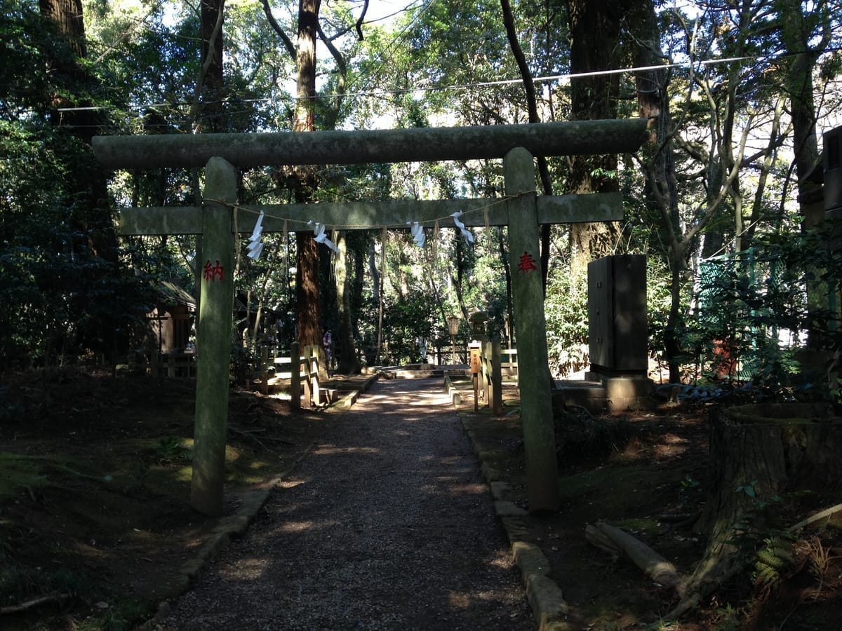 摂社・末社入門｜境内に点在する小社の意味と参拝の作法