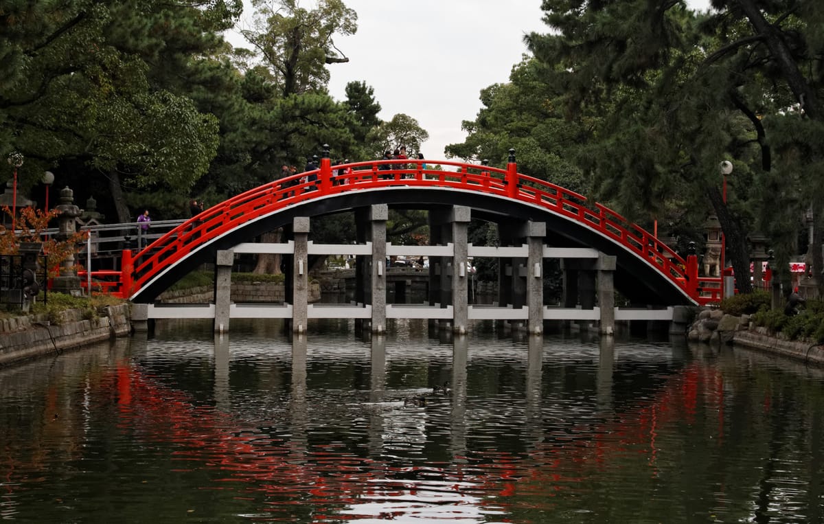 神社の橋を渡る|太鼓橋・反橋の意味と名建築