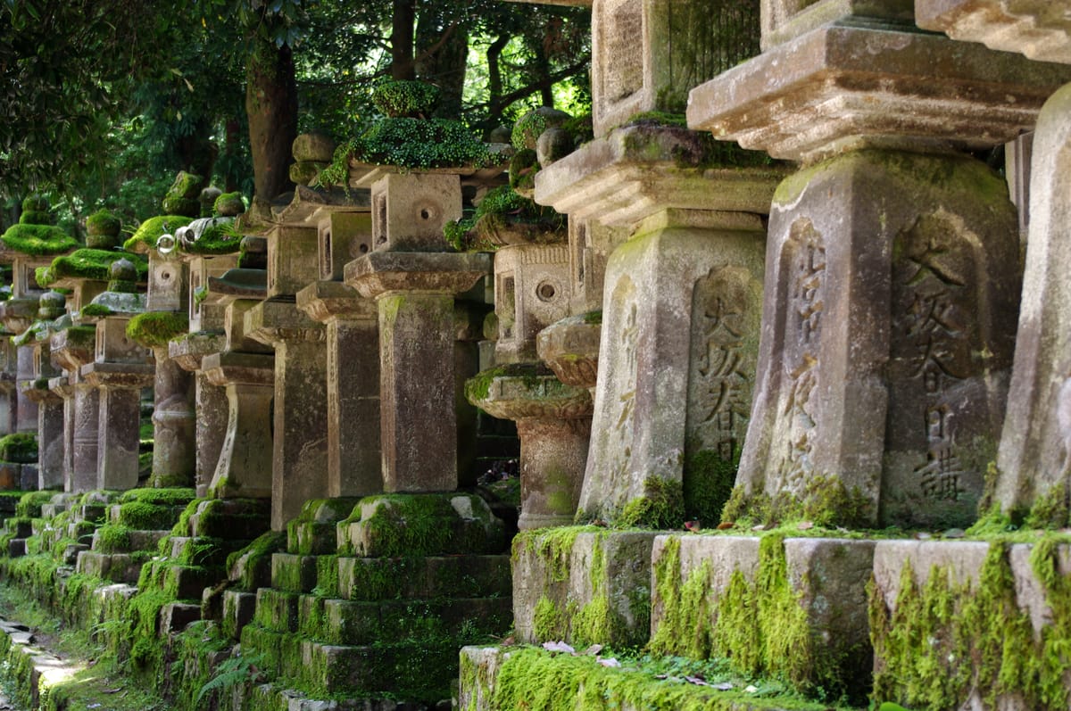 Types and History of Japanese Stone Lanterns | Kasuga, Yukimi, and Oribe Styles