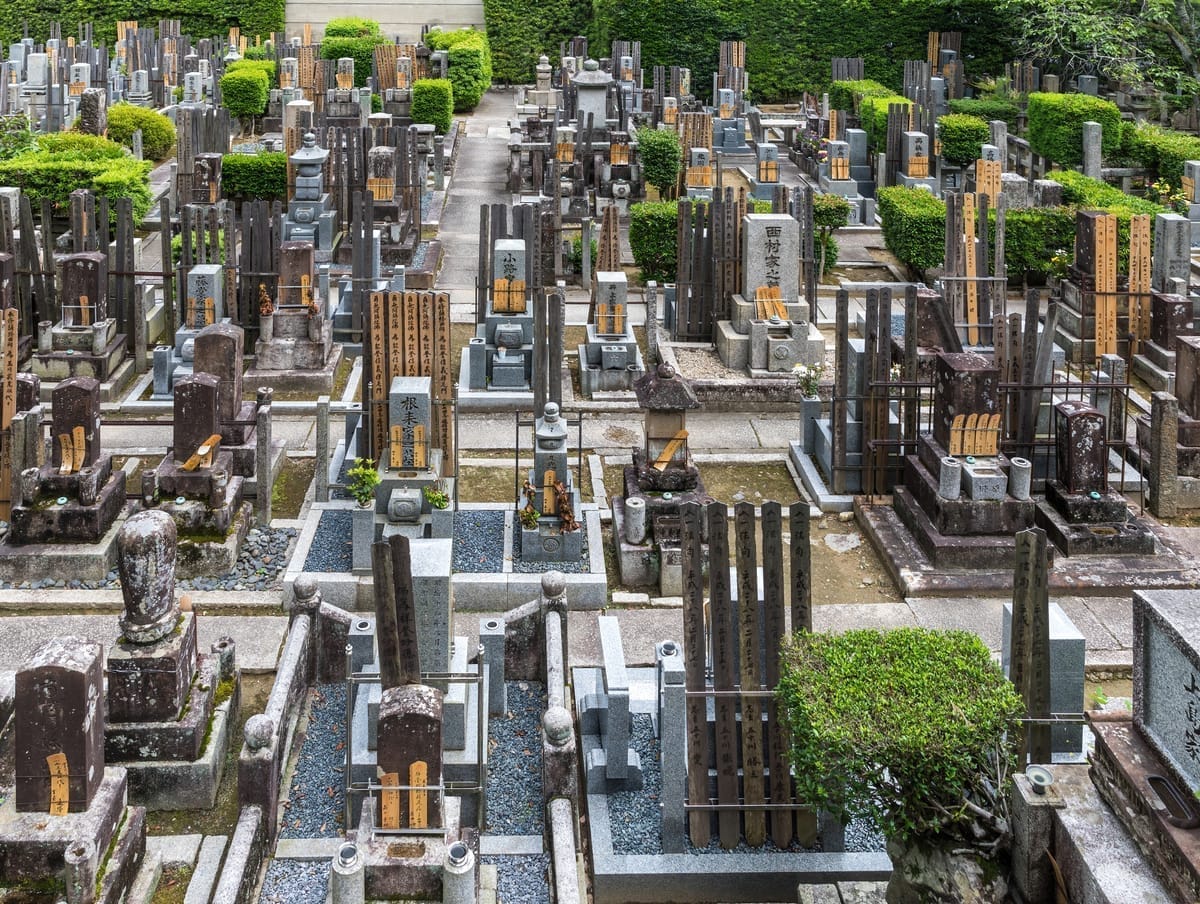 寺の墓地と卒塔婆｜日本の墓制と仏教の死生観のサムネイル