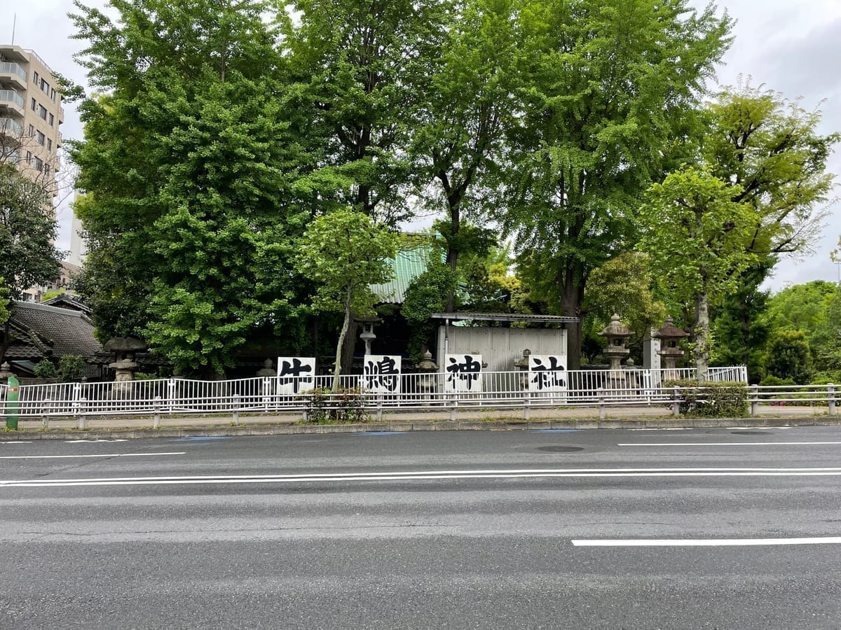 牛嶋神社 例大祭 2026──三輪鳥居と撫牛、5年大祭前夜の隅田に灯る